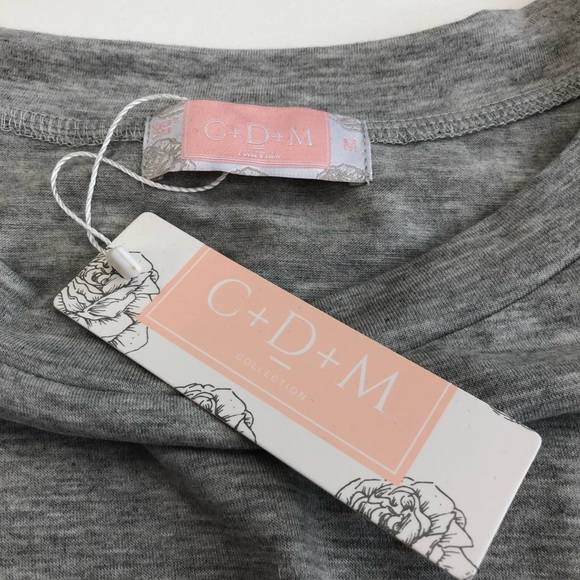 Simple and cute gray tee shirt with front pocket - Picture 2 of 3